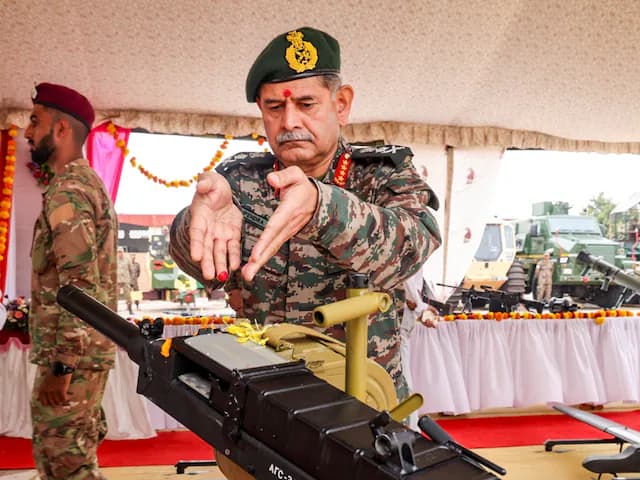 Indian Army News: आर्मी चीफ ने दी अब तक की सबसे बड़ी चेतावनी! पाकिस्तान तय कर ले दुनिया के नक्शे में रहना या नहीं…