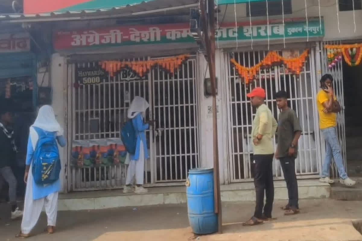 Mandla News: स्कूली छात्राओं को शराब बेचते पकड़ा गया, सोशल मीडिया पर शराब दुकान की तस्वीर वायरल, प्रशासन ने दिए जांच के निर्देश