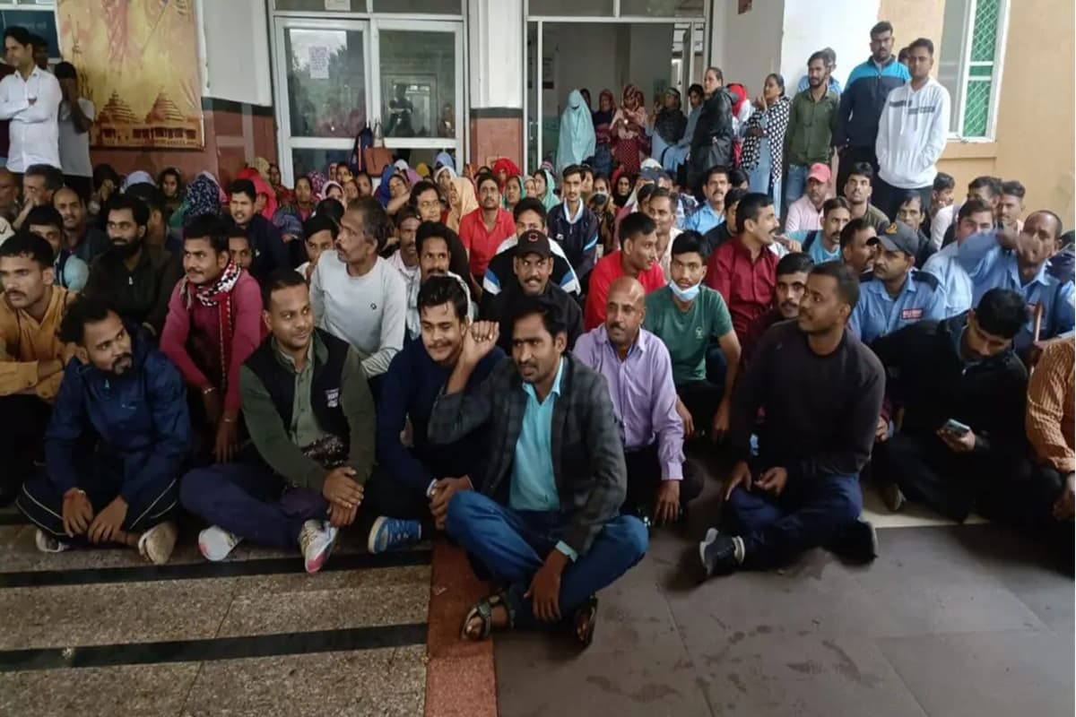 Outsourced Employees Protest: अब आउटसोर्स कर्मचारियों ने खोला मोर्चा, इन मांगों को लेकर कर रहे अनिश्चितकालीन प्रदर्शन, अस्पतालों में चरमराई व्यवस्था