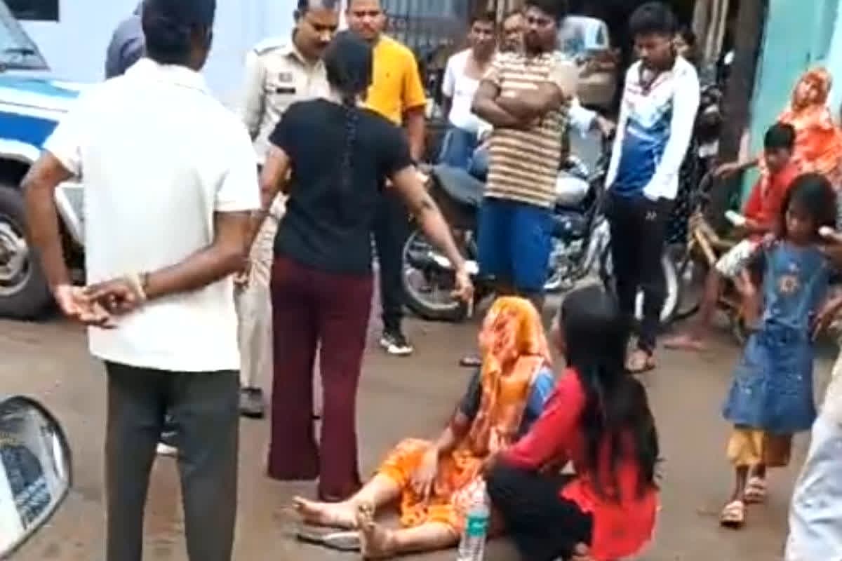 Raipur Crime News: रायपुर में दिनदहाड़े महिला पर हमला! हथौड़े से सिर पर किया वार, सड़क पर खून से लथपथ पड़ी रही