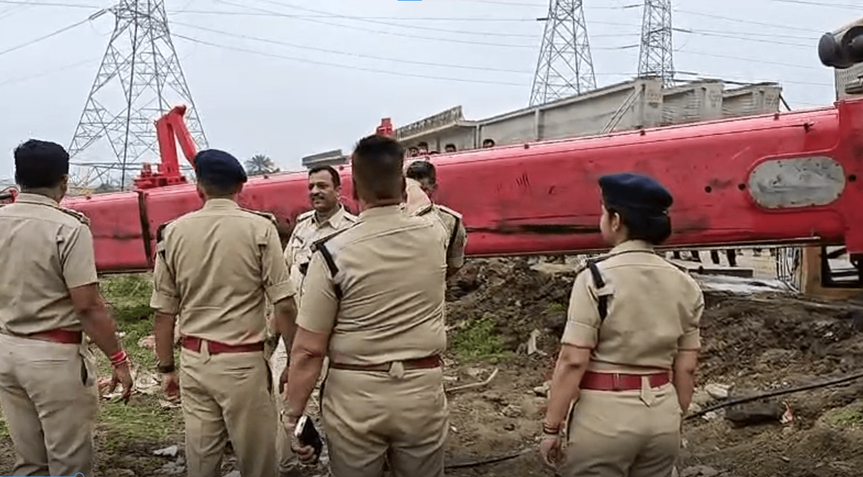 Dhar Accident News : निर्माणाधीन रेलवे ओवरब्रिज पर बड़ी लापरवाही, अनियंत्रित होकर नीचे गिरी क्रेन, दो लोगों की मौत