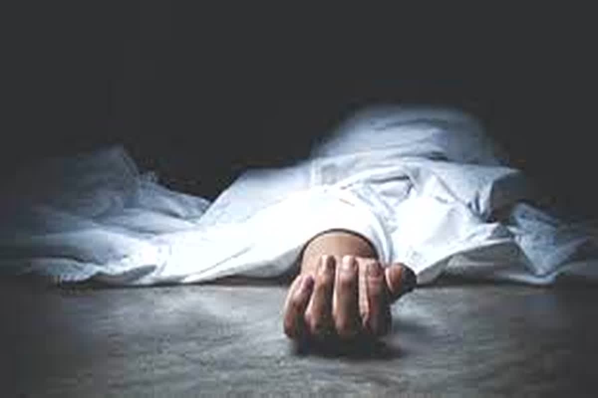 Shahdol News: मध्य प्रदेश में प्रशासनिक लापरवाही का नमूना: सड़क न होने से महिला की मौत, गांव वालों ने शव को लकड़ी की बल्लियों पर उठाया…