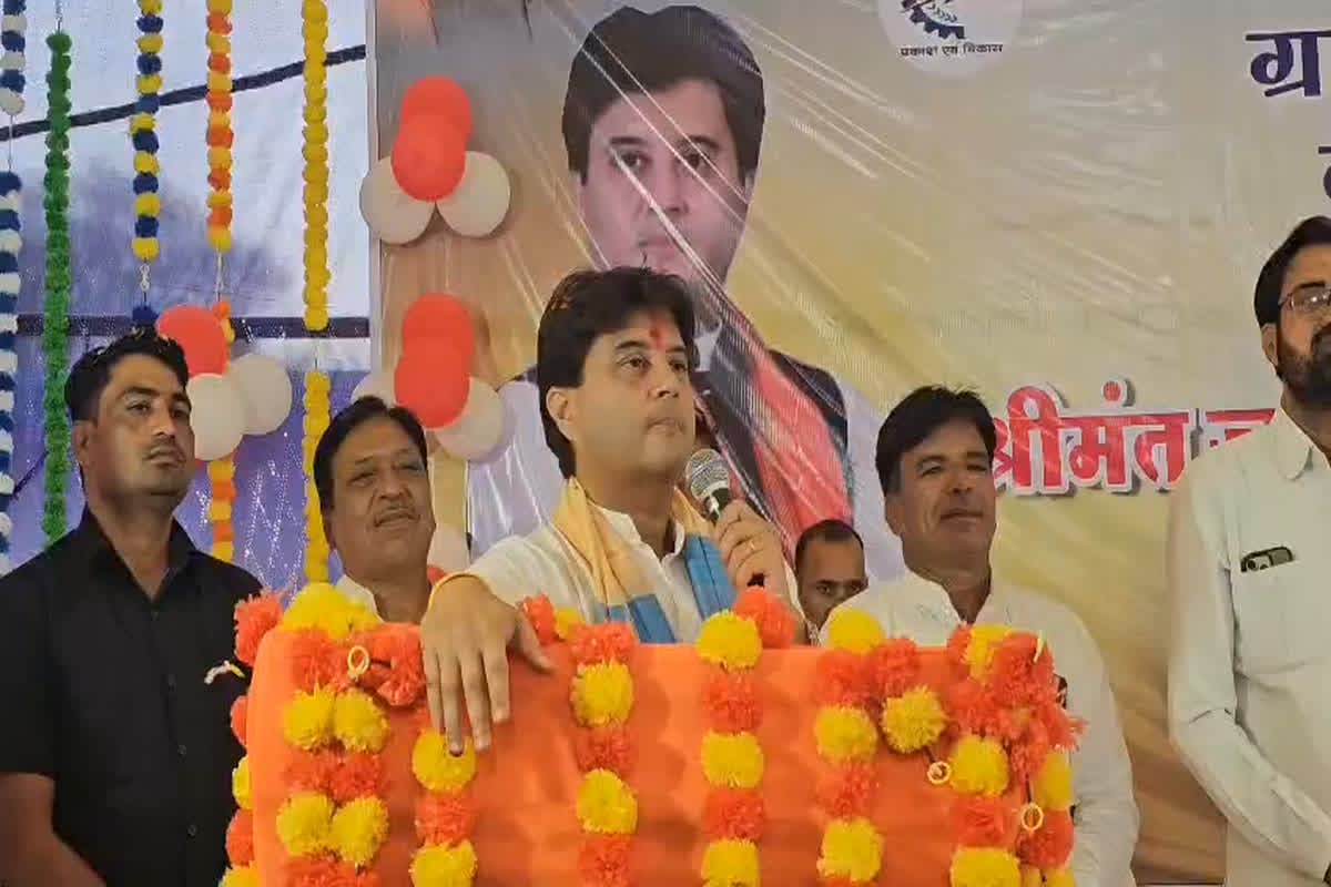 Jyotiraditya Scindia: मंच को संबोधित कर रहे थे केंद्रीय मंत्री ज्योतिरादित्य सिंधिया, तभी युवक ने कहा ‘I LOVE YOU’, अब सोशल मीडिया वायरल हुआ वीडियो