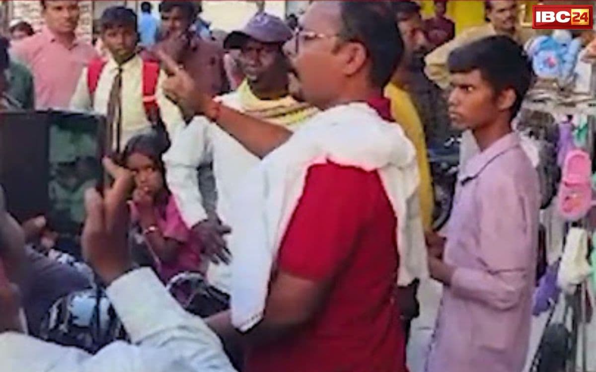 Balaghat News: बालाघाट में कांग्रेस नेता की खुलेआम गुंडागर्दी! IBC24 की खबर का असर, स्मार्ट मीटर तोड़ने वाले नेता मनीष कुशवाह पर FIR…
