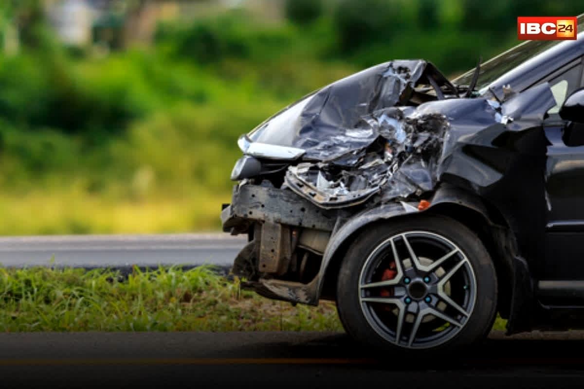 Bhilai Accident News: तेज रफ़्तार कार डिवाइडर से टकराकर ऊपर उछली, हादसे में कार सवार लोग की हालत खराब, फिर जो हुआ…