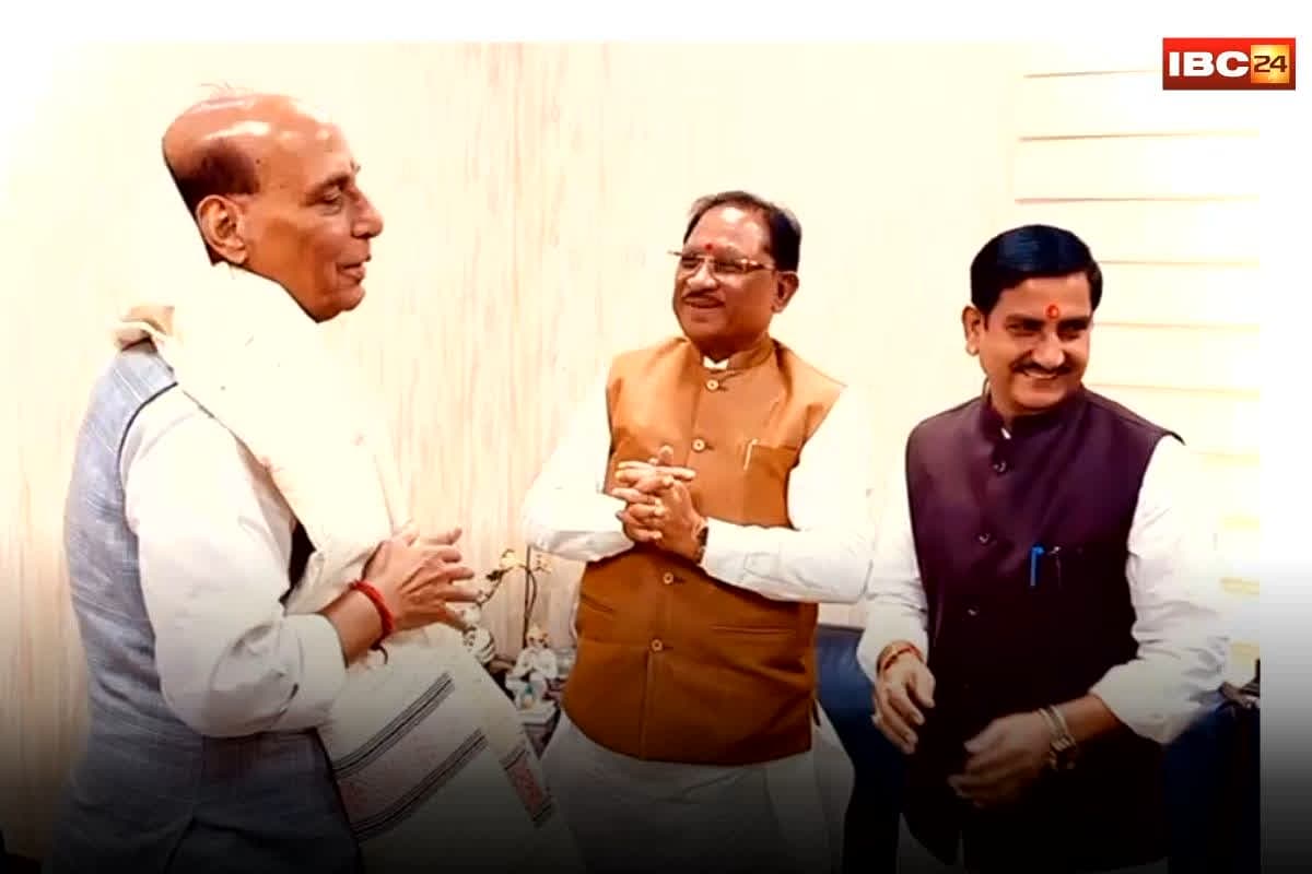 CM Vishnu Deo Sai News: रक्षामंत्री राजनाथ सिंह से मिले CM विष्णुदेव साय, केंद्रीय राज्यमंत्री तोखन साहू भी रहे मौजूद…