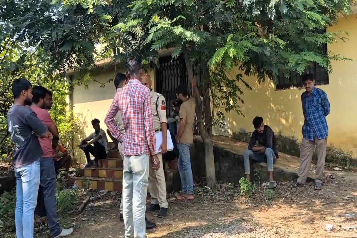 Balodabazar Crime News: दो गुटों के बीच हुआ गैंगवार, एक युवक की चाक़ू मारकर हत्या, दो की हालत गंभीर