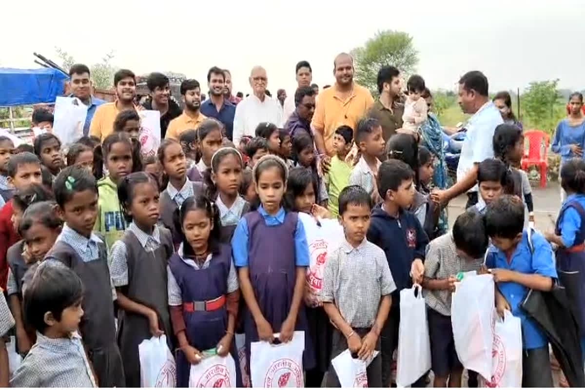 MCB News: एक सप्ताह पहले ही मनाया गया दीपावली उत्सव, जरूरतमंद बच्चों को बांटे गए पटाखे, मिठाई और चॉकलेट
