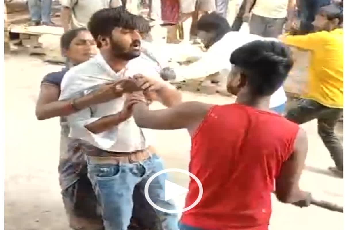 Gwalior News: चार युवकों ने महिला और उसके बेटे को पीटा, महिला का टूटा हाथ, मारपीट का लाइव वीडियो आया सामने