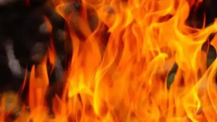 Mumbai News: दिवाली की सुबह पसरा मातम, चॉल में भड़की भीषण आग, जलते घरों के बीच फंसी ज़िंदगी, 15 साल के बच्चे की मौत…