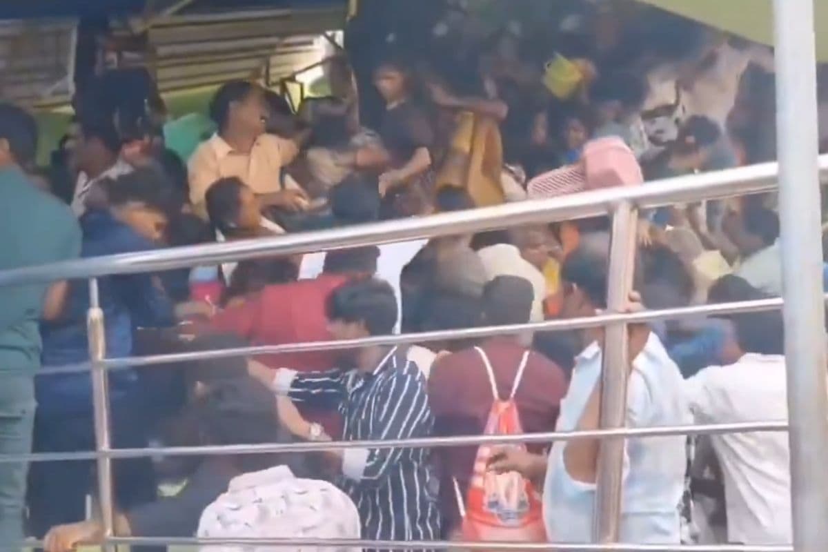 Stampede at Venkateswara Swamy Temple: आंध्र प्रदेश के वेंकटेश्वर स्वामी मंदिर में बड़ा हादसा, भगदड़ में 9 श्रद्धालुओं की मौत, घायलों का इलाज जारी