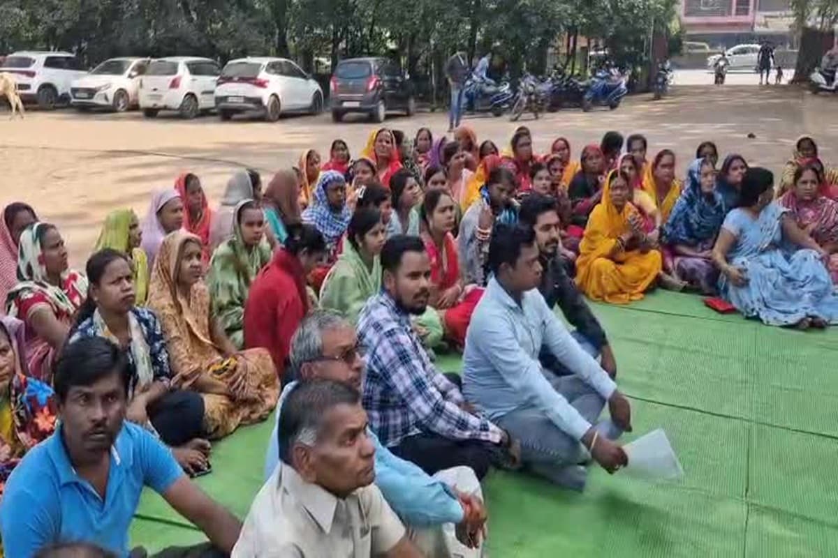 Bhilai News: सुनसान जगह में बुलाकर प्राइवेट अंगों पर लगाया हाथ! फिर सेक्स की मांग, महिला के साथ आरक्षक की हरकत पर मचा बवाल, अब घरने पर बैठे पार्षद