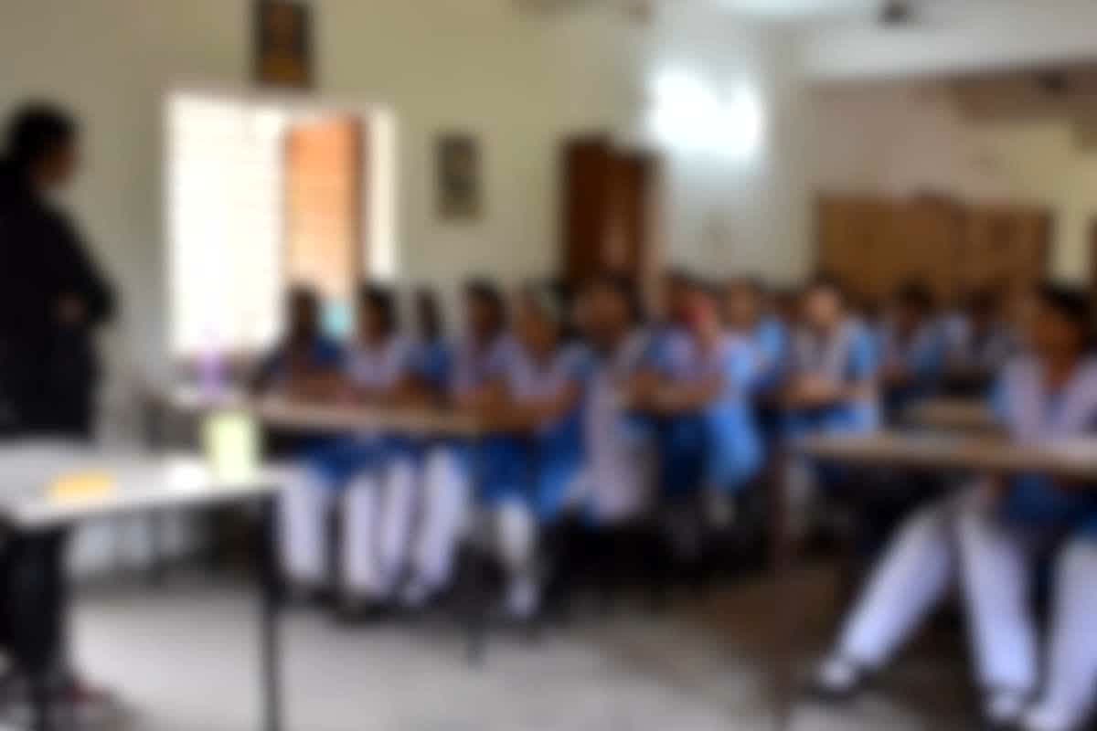 Budaun School News Today: स्कूल की हिंदू छात्राओं को पेशाब पिलाने की कोशिश, क्लास से बाहर जाते ही बॉटल में यूरिन भर देते मुस्लिम छात्र, पकड़ाए रंगे हाथों
