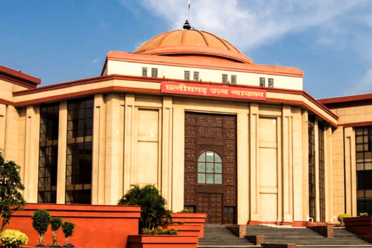 Bilaspur High Court News: कर्मचारी को हाईकोर्ट से राहत, विभागीय कार्रवाई पर रोक.. फल-फ्रूट मंगाने वाले आयुक्त के खिलाफ की थी ये शिकायत