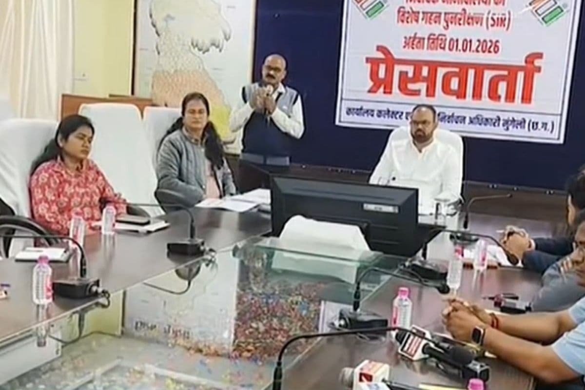 Mungeli SIR News: शानदार काम का इनाम! मतदाता सूची के डिजिटाइजेशन में छत्तीसगढ़ के इस जिले ने मारी बाजी, कलेक्टर ने 26 बीएलओ को किया सम्मानित