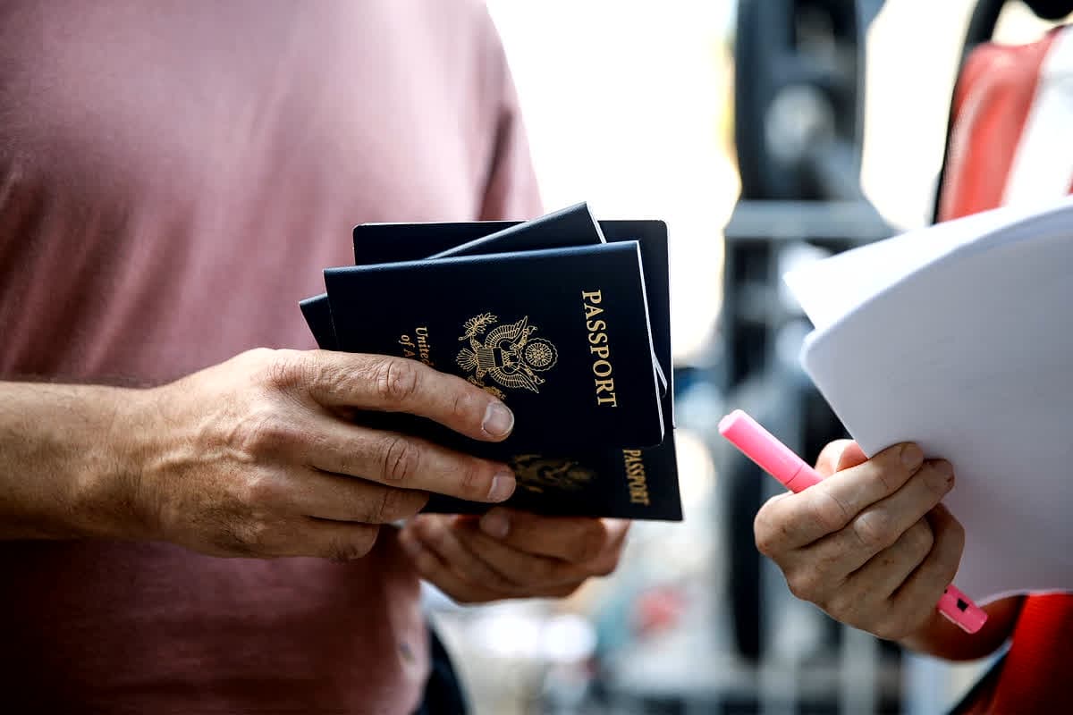 E-Passport: पुराने पासपोर्ट वालों के लिए बुरी खबर! भारत के नए ई-पासपोर्ट ने उड़ाए लोगों के होश… जानें क्यों सरकार ने उठा लिया बड़ा कदम