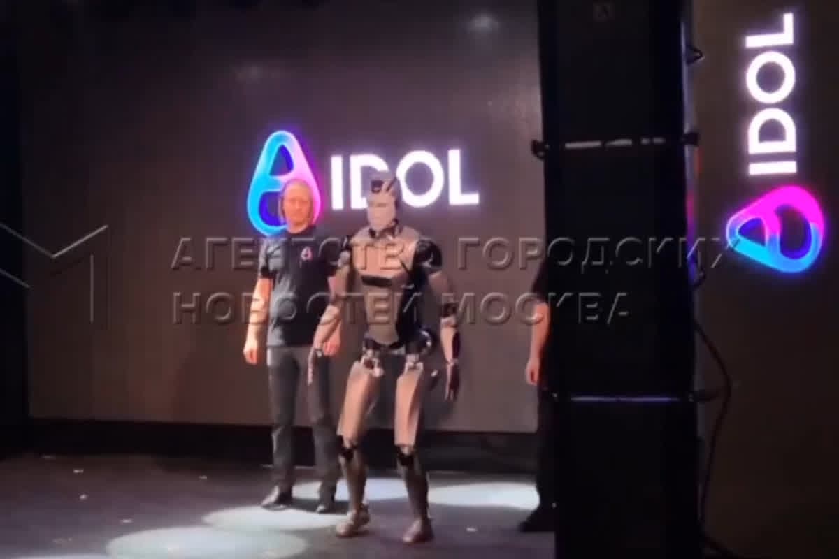 Aldol Robot: रूस का पहला AI रोबोट स्टेज पर कदम रखते ही मुँह के बल गिरा! सोशल मीडिया पर उड़ा जमकर मज़ाक… देखें वायरल वीडियो