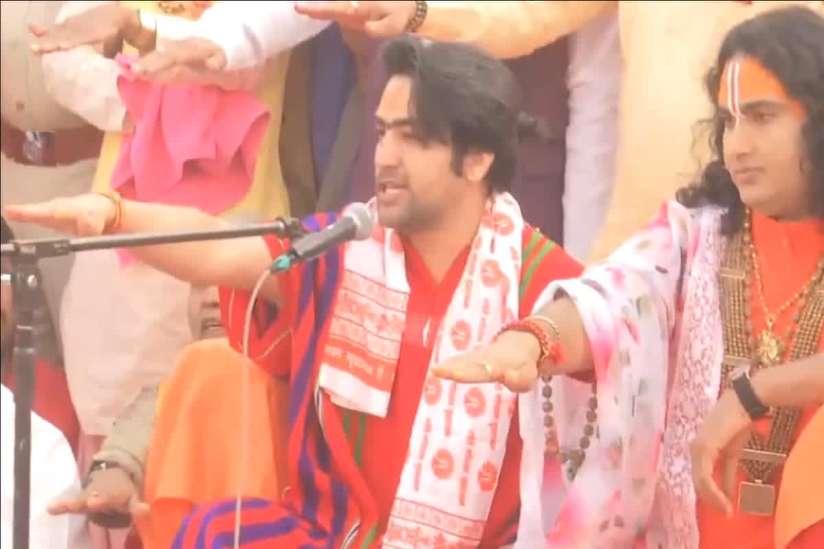 Hindu Ekta Padyatra 2025: धीरेंद्र शास्त्री की सनातान हिंदू एकता पदयात्रा में कथावाचक अनिरुद्धाचार्य भगवा ध्वज फहराकर लगाए जयकारे, देखिए ये वीडियो