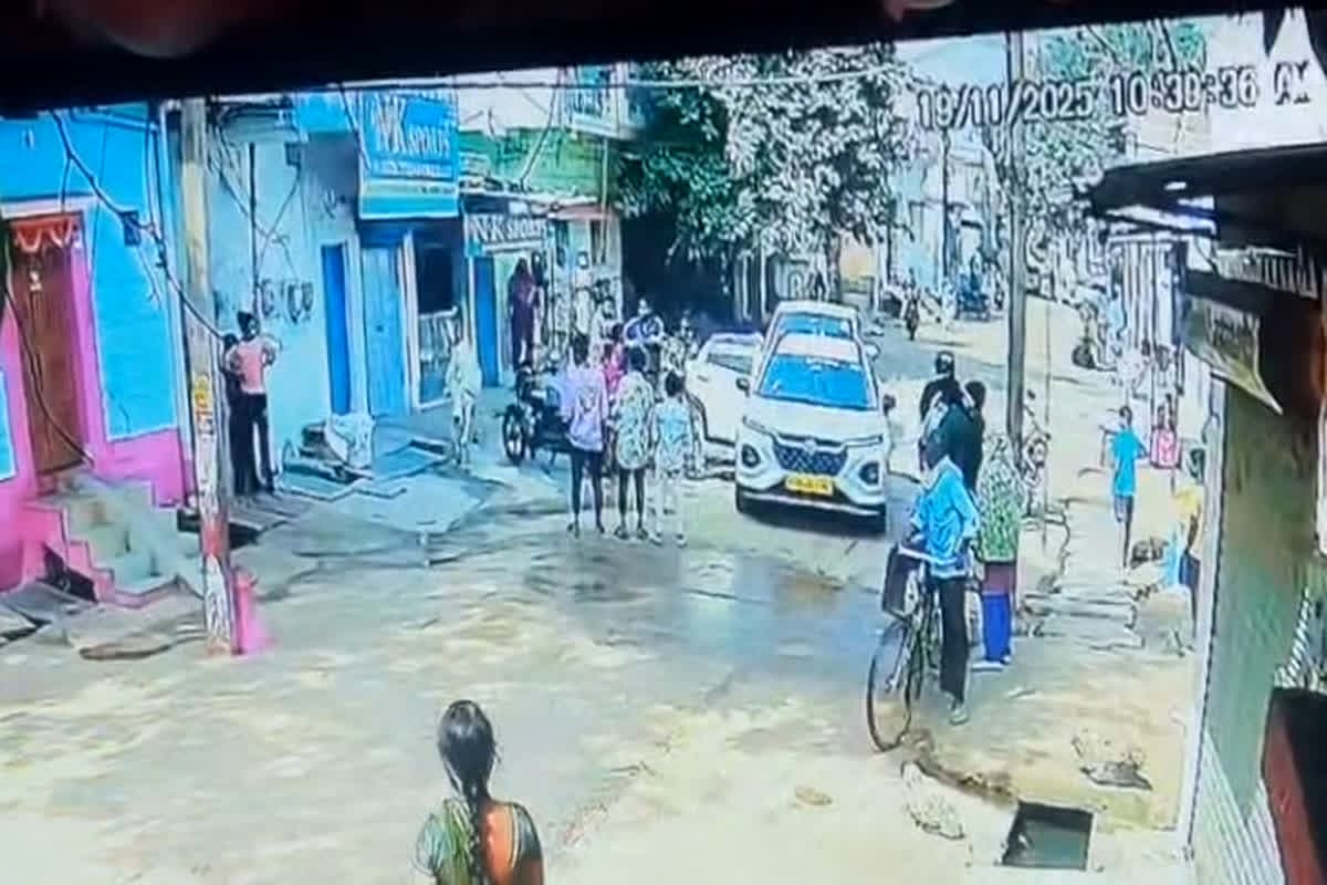 Bhilai Video: भिलाई में चीखती चिल्लाती रही 21 साल की युवती, जबदस्ती घसीटते हुए कार में ले गया 40 वर्षीय शादीशुदा युवक, बेबस दिखे माता-पिता