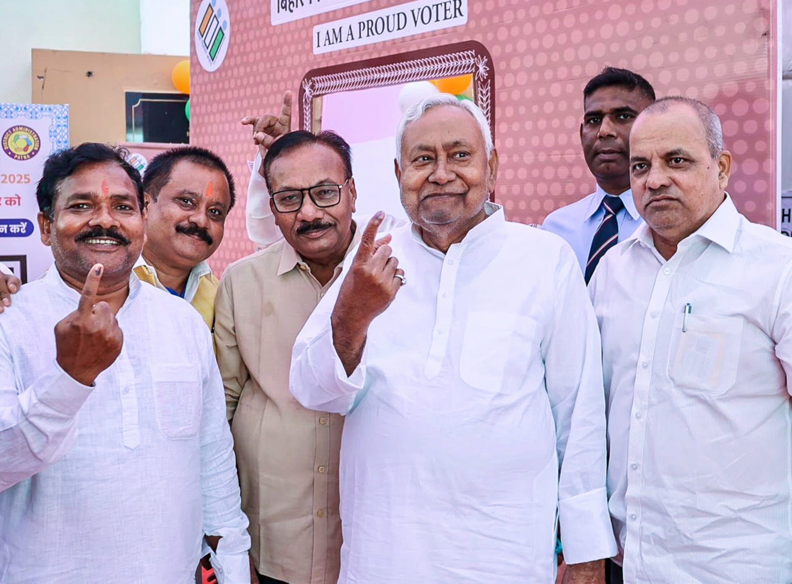 Bihar Election 2025: पहले चरण की वोटिंग में उमड़ा जनसैलाब, 3 बजे तक 50 फीसदी से ज्यादा हुआ मतदान, कई हॉट सीट सुर्खियों में…