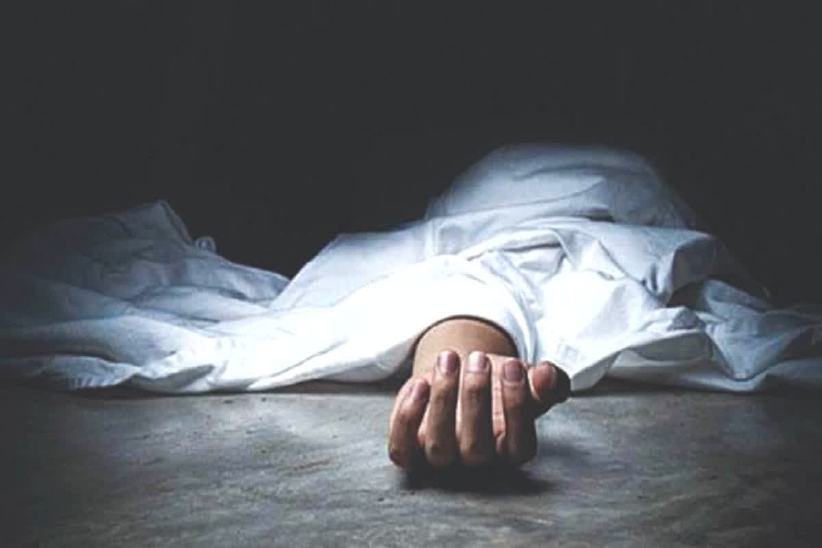 Mandla Crime News: कमरे में इस हाल में मिले पति-पत्नी, देखकर फटी रह गई पुलिस की आंखें, घटना को लेकर इलाके में सनसनी का माहौल