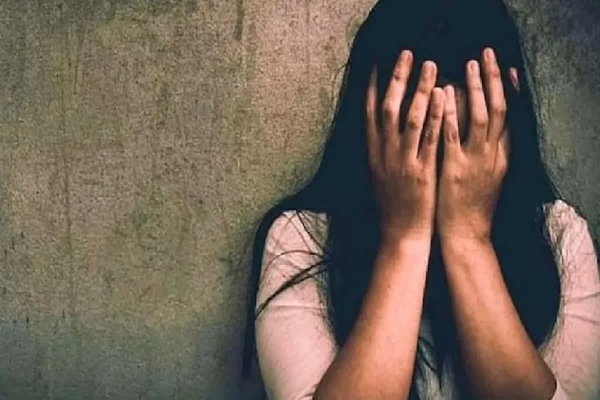Indore Crime News: सरकारी पद पर तैनात पति ने पार की दरिंदगी की हद! पत्नी ने सुनाई घर की चार दीवारी के अंदर की खौफनाक कहानी, जानकर उड़ जाएंगे होश