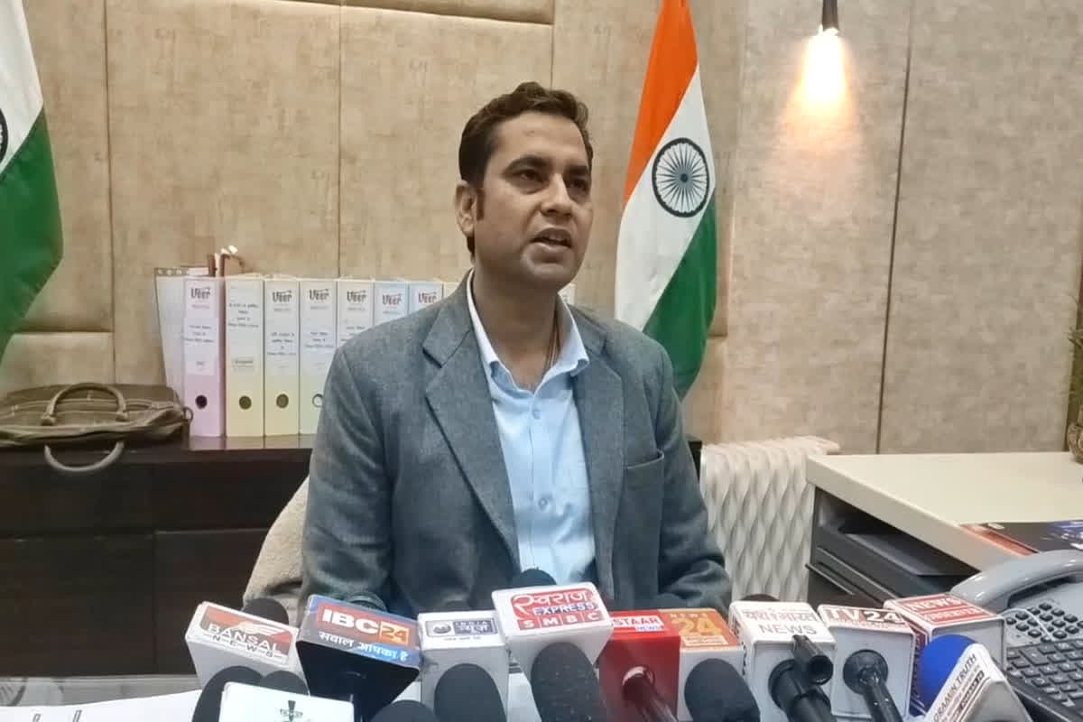 Jabalpur News: कलेक्टर ने 2 BLO और एक पटवारी को किया निलंबित, 9 कर्मचारियों को कारण बताओ नोटिस, जानें क्यों लिया गया एक्शन