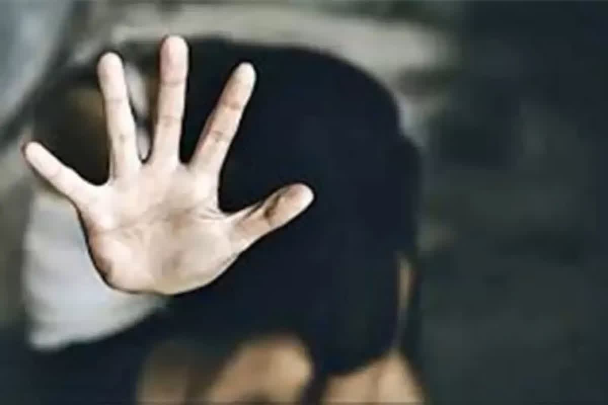 Morena News: जिसे रक्षा करनी थी… उसी ने लूट ली आबरू! पेट में दर्द बताकर अस्पताल पहुँची नाबालिग! आठ माह से थी गर्भवती, बच्ची ने जिसे दोषी बताया, जानकर रूह कांप उठेगी