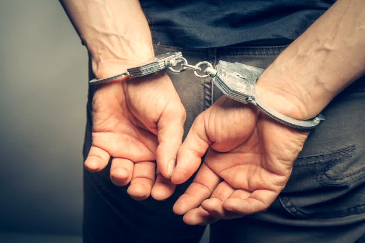 Viral News: सड़क पर जा रही छात्राओं को पेंट की जिप खोलकर दिखाता था अपना प्राइवेट पार्ट! कैमरे में कैद हुई हरकत, गिरफ्तार