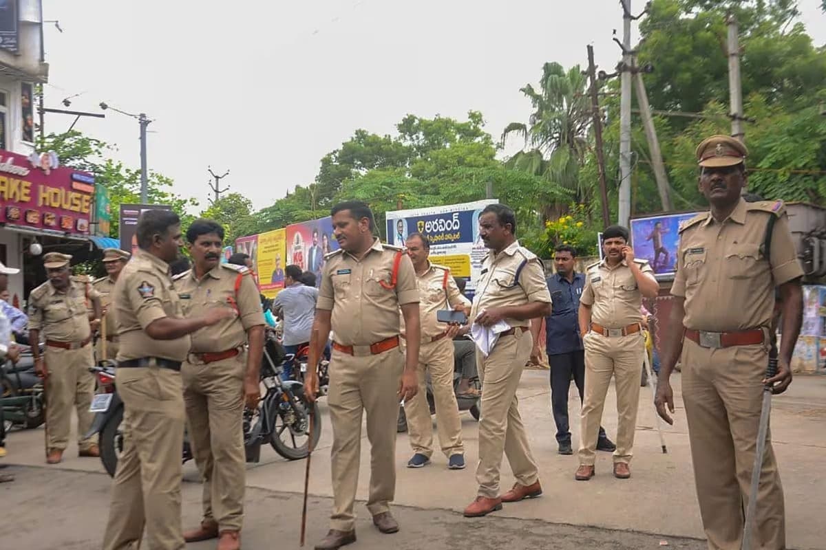 Police Travel Guidelines: अब इतने बजे के बाद यात्रा नहीं करेंगे पुलिसकर्मी, इमरजेंसी के लिए रहेगी ये व्यवस्था, DGP ने जारी किया आदेश
