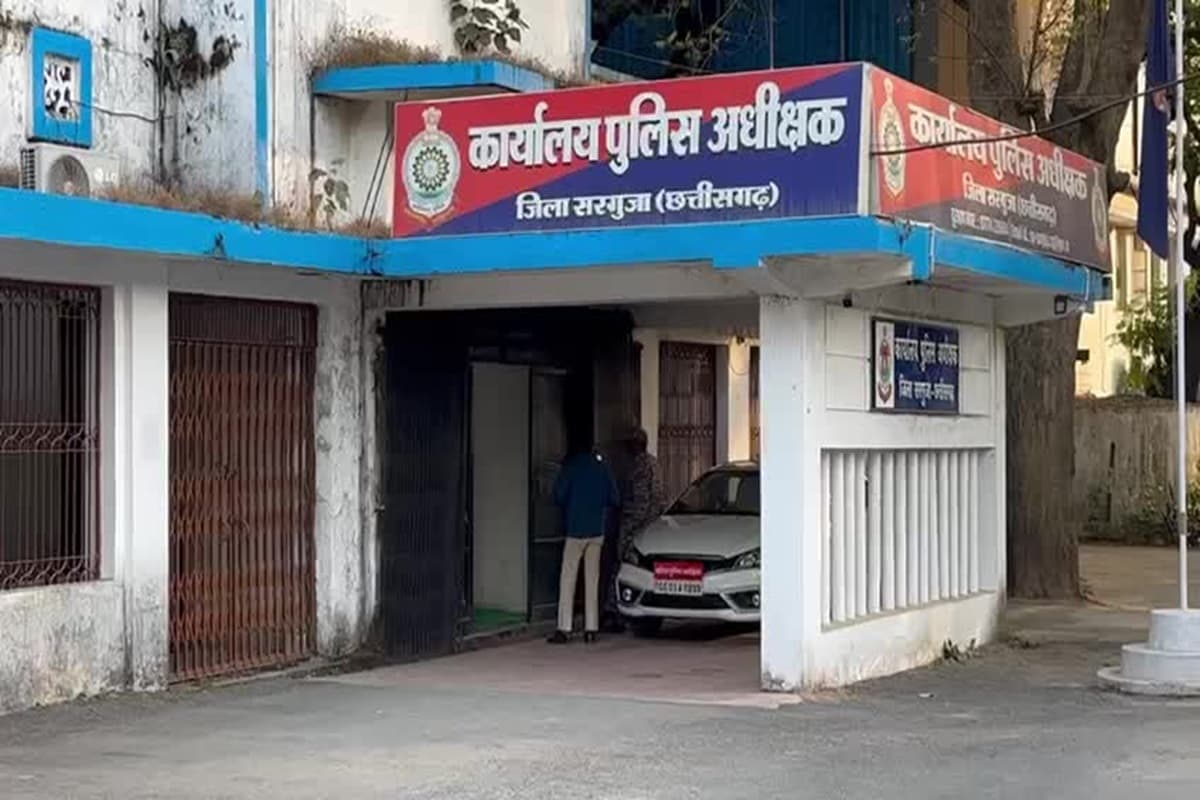 Ambikapur News: इस बात के लिए राजी नहीं हुई पत्नी, तो पति ने उसके सामने जहर खाकर तोड़ा दम, भाई से अवैध संबंध का शक