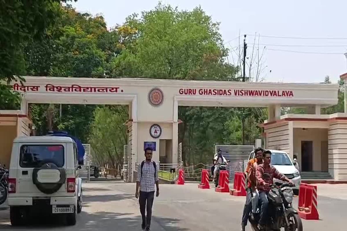 Bilaspur News: अचानक कैसे लापता हो गया यूनिवर्सिटी का छात्र, प्रेमानंद महाराज का भक्त था दिव्यांग युवक, जानें पूरा मामला