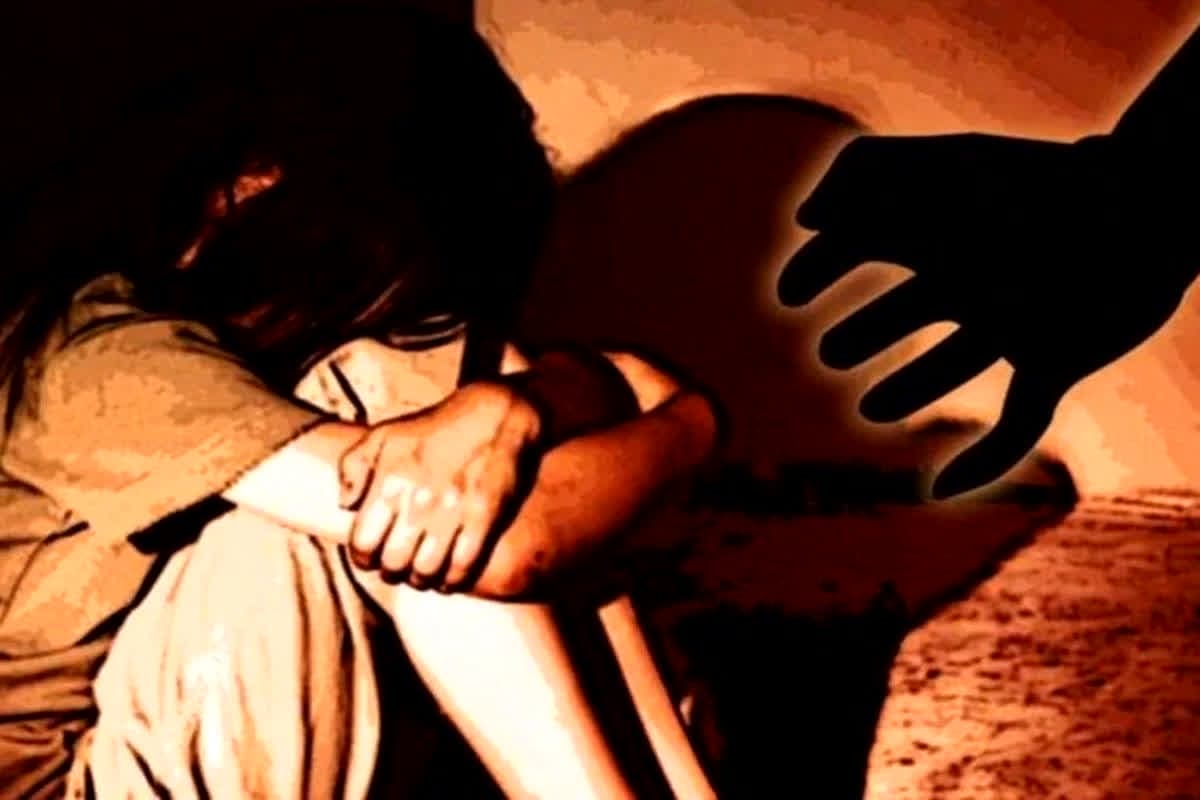 4 year Minor Raped: घर में अकेली खेल रही थी 4 साल की मासूम, चॉकलेट देने के बहाने आकर किशोर ने किया ये घिनौना काम, मामला सोच से भी ज्यादा घिनौना…