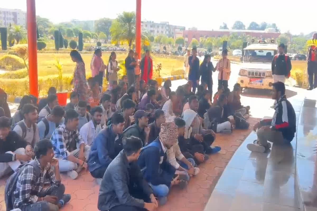 Anuppur News: यूनिवर्सिटी में प्रोफेसर की शर्मनाक करतूत! छात्रा से अश्लील हरकत, फिर शारीरिक संबंध बनाने का दबाव, अब लिया गया ये बड़ा एक्शन