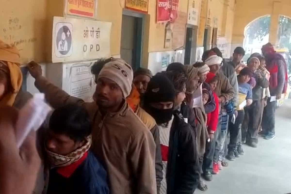 Badaun News Today: भैंस की मौत के बाद गांव में हड़कंप, एंटी रेबीज वैक्सीन लगवाने अस्पताल में उमड़ी ग्रामीणों की भीड़, 200 से अधिक लोगों ने कराया टीकाकरण, जानिए क्यों?