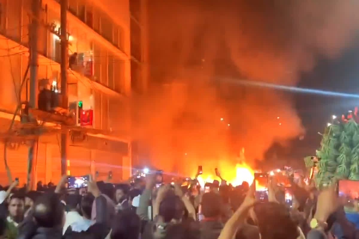 Bangladesh Violence News: बांग्लादेश में फिर भड़की हिंसा, एक नेता की मौत से शुरू हुआ बवाल, जानें क्या है पूरा मामला