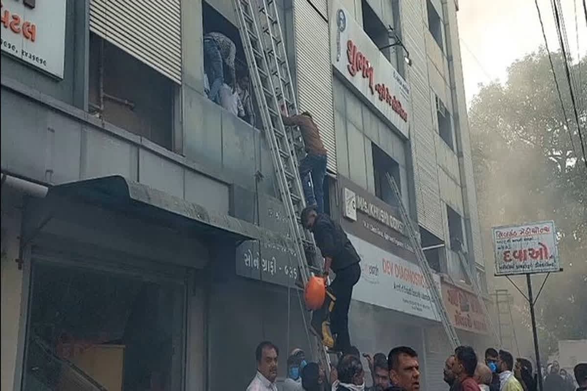 Bhavnagar Fire News: गुजरात के भवनगर में कॉम्प्लेक्स में लगी भीषण आग, इस तरह से बुजुर्गों और बच्चों को बचाया, घटना का वीडियो देखकर फटी रह जाएंगी आपकी आंखें…