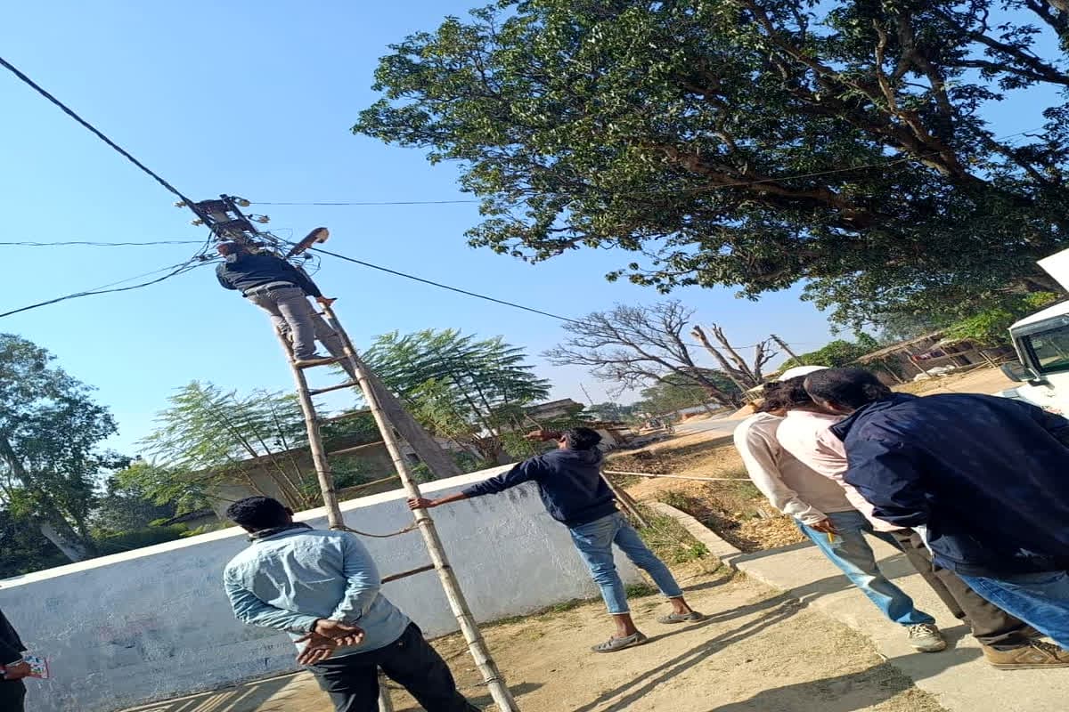 CG Electricity Bill Recovery: बकायादारों की अब खैर नहीं! एक साथ इतने लोगों पर गिरी गाज, विभाग ने लिया ये बड़ा एक्शन…