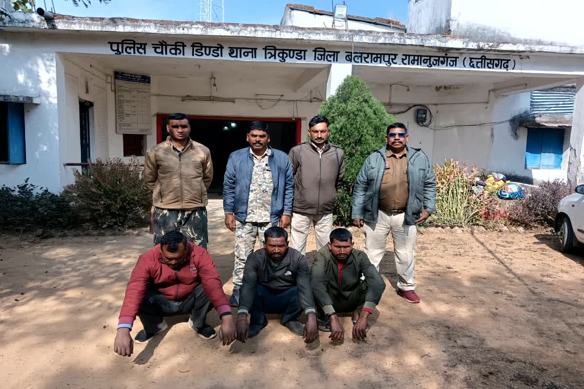 Chhattisgarh Cattle Smuggling : जंगल के सन्नाटे में पकड़ा गया ‘मौत का ट्रक’! ग्रामीणों ने बीच सड़क रोका रास्ता, दरवाजा खुलते ही चीख पड़े लोग