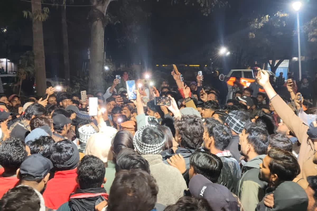 Muslim Women Burns Quran: मुस्लिम महिला ने ‘कुरान शरीफ’ को किया आग के हवाले, शिकायत के बाद भी पुलिस ने नहीं की कार्रवाई, उग्र हुए समाज के लोग