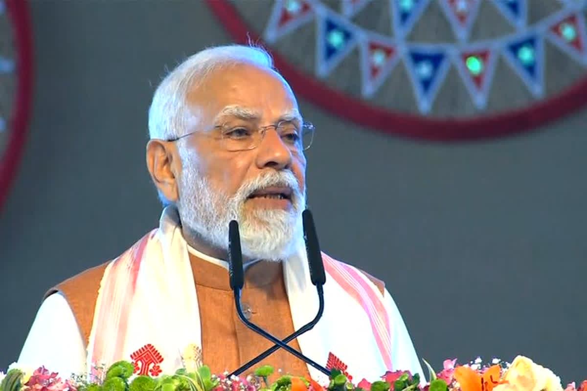 PM Modi Assam Visit: पीएम मोदी के असम दौरे का आज दूसरा दिन, शहीदों को देंगे सम्मान, 10,600 करोड़ रुपये के प्रोजेक्ट का लोकार्पण भी करेंगे पीएम