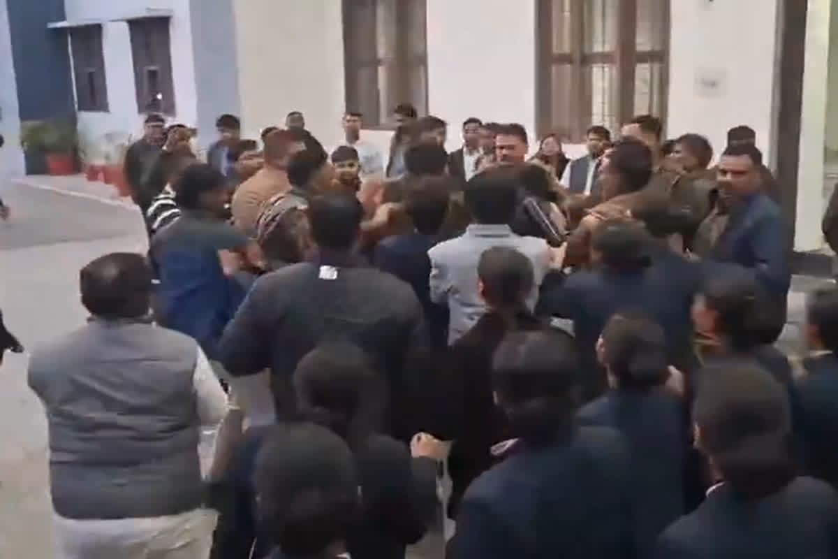 Medical Student Bad Touch: एक बार फिर विवादों में घिरा SRMS मेडिकल कॉलेज! सुपरिंटेंडेंट पर छात्रा ने लगाए संगीन आरोप, वीडियो ने सोशल मीडिया पर मचाई सनसनी!
