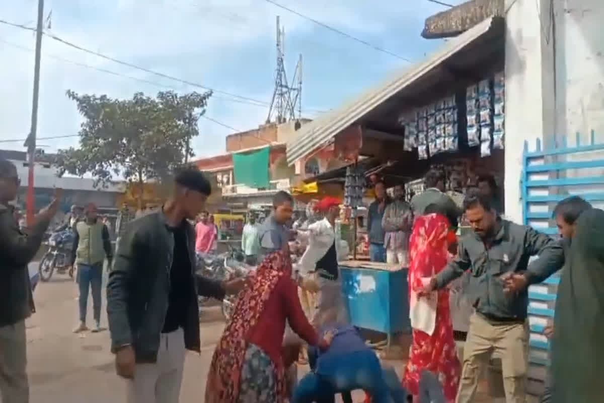 Family Fight Viral Video: सड़क पर परिवार का ऐसा हाई-वोल्टेज ड्रामा कि पुलिस भी बन गई कैमरामैन, एक दूसरे का कर दिया ये हाल, वीडियो देख रह जाएंगे हैरान