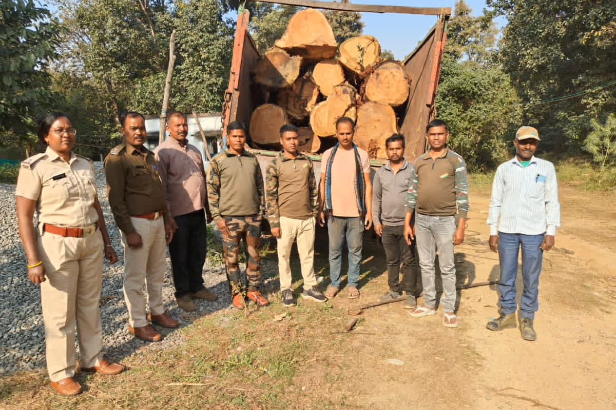 Balrampur News: रहस्यमयी तरीके से रोड पर खड़ी थी ट्रक, अंदर देखा तो मिली ऐसी चीज़ की मच गई खलबली