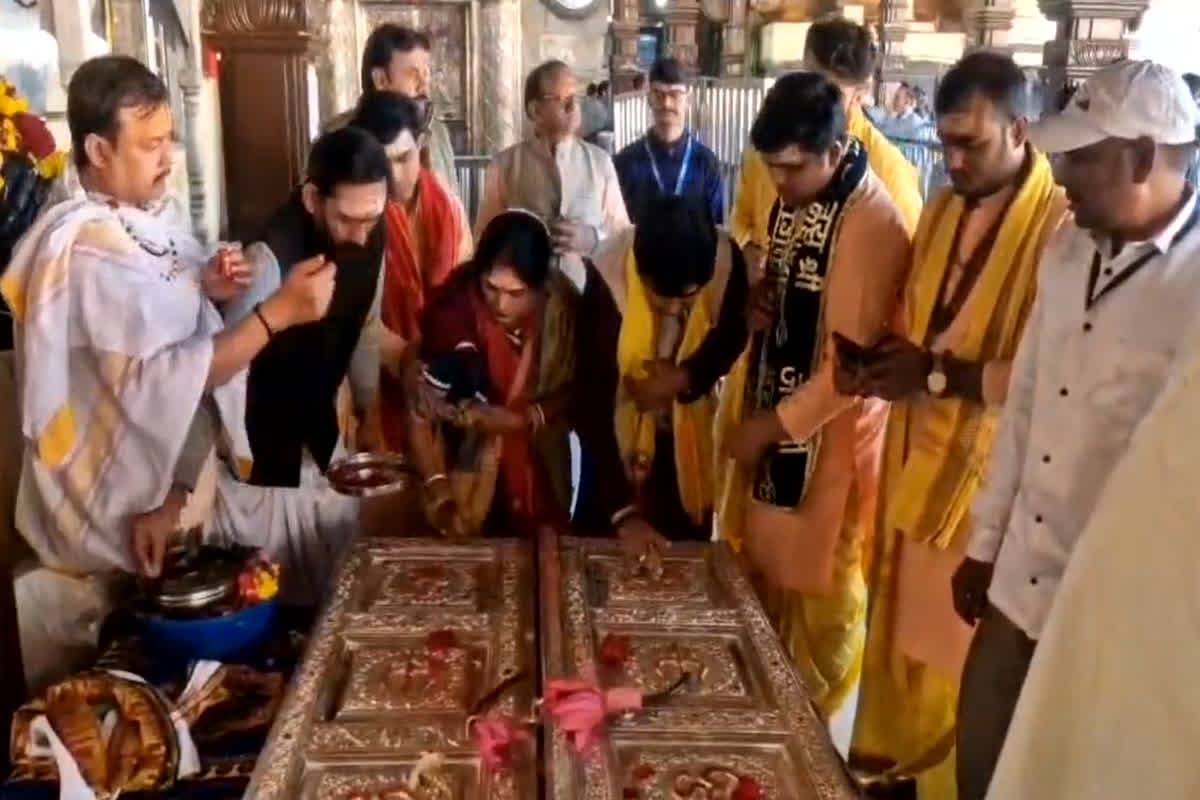 Mahakal Mandir Viral Video: मनोकामना पूरी होने पर भक्त ने महाकाल के दरबार में चढ़ाई ऐसी चीज, देखने वाले भी रह गए हैरान, आप भी देखें वीडियो