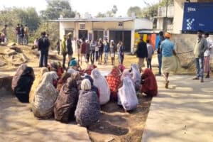 Alirajpur News: आउटसोर्स कर्मचारी की मौत के बाद भड़के परिजन, बिजली विभाग के कार्यालय के सामने शव रखकर किया प्रदर्शन, लगाया हत्या का आरोप