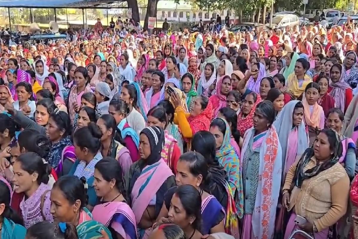 Anganwadi Workers Strike: नियमितीकरण सहित विभिन्न मांगों को लेकर सड़कों पर उतरे हजारों आंगनबाड़ी कार्यकर्ता, मुख्यमंत्री नाम सौंपा ज्ञापन, मांग पूरी नहीं होने पर दी ये चेतावनी