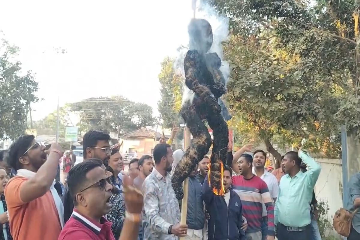Dhamtari News: कोतवाली थाना के सामने ही फूंका पुलिस का पुतला, कांग्रेस कार्यकर्ताओं ने लगाए गंभीर आरोप..जानें पूरा मामला