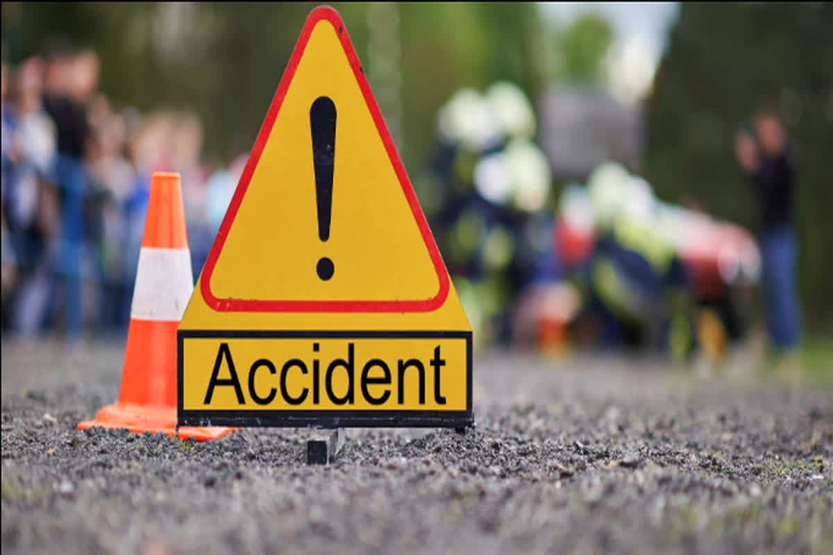 Chhatarpur Accident News: मध्यप्रदेश के छतरपुर में भयावह सड़क हादसा, तेज रफ्तार ट्रक ने कार को रौंदा, 5 लोगों की मौत