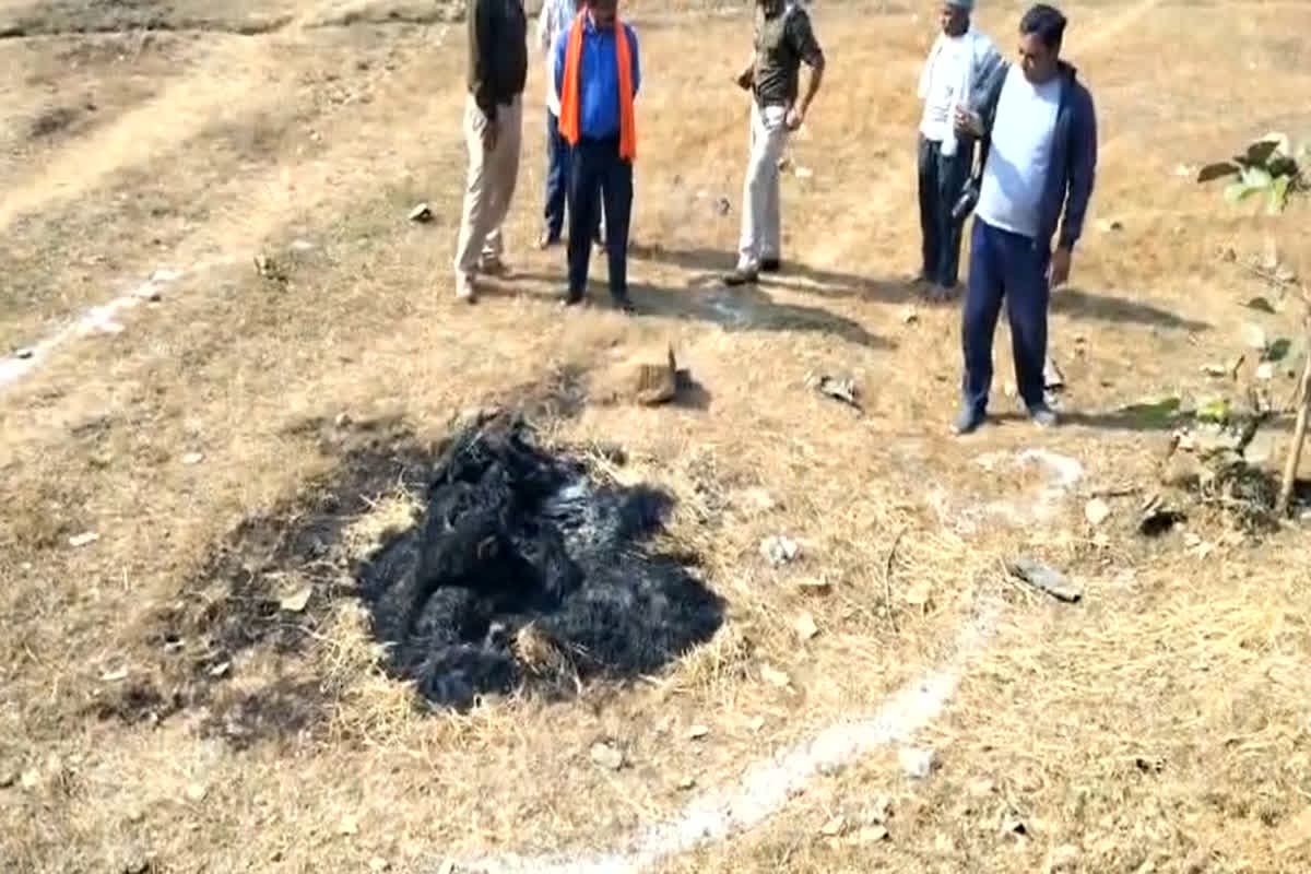 Durg Crime News: खेल मैदान के पास इस हालत में मिली महिला, कुछ दूर पर पड़ा था ऐसा सामान, देख कर उड़ गए ग्रामीणों के होश